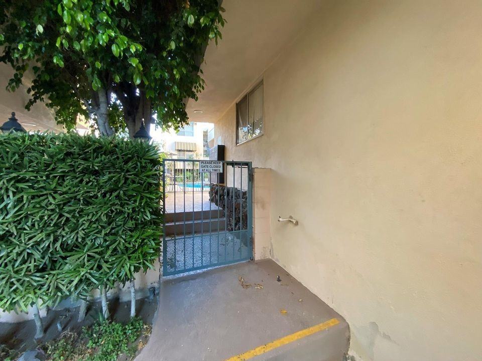 615 E Providencia Ave - Photo 5 of 32