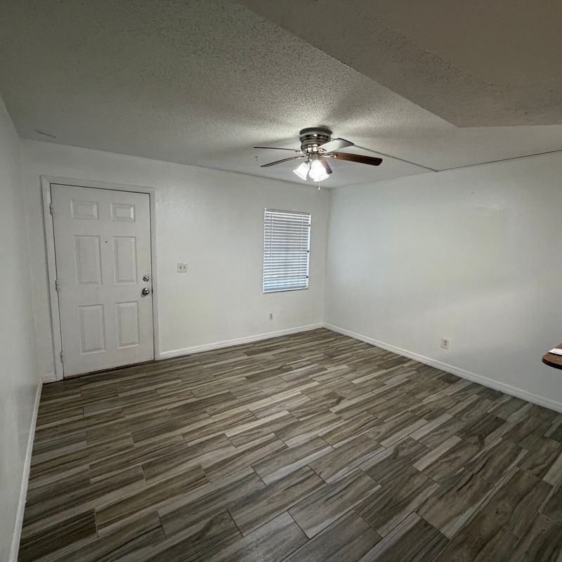 7242 E Bank Dr - Photo 3 of 10