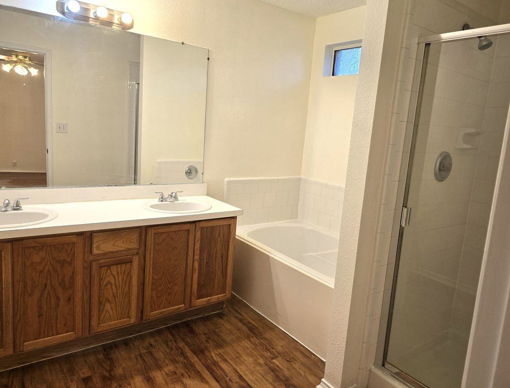 1802 Berkeley Dr - Photo 2 of 11