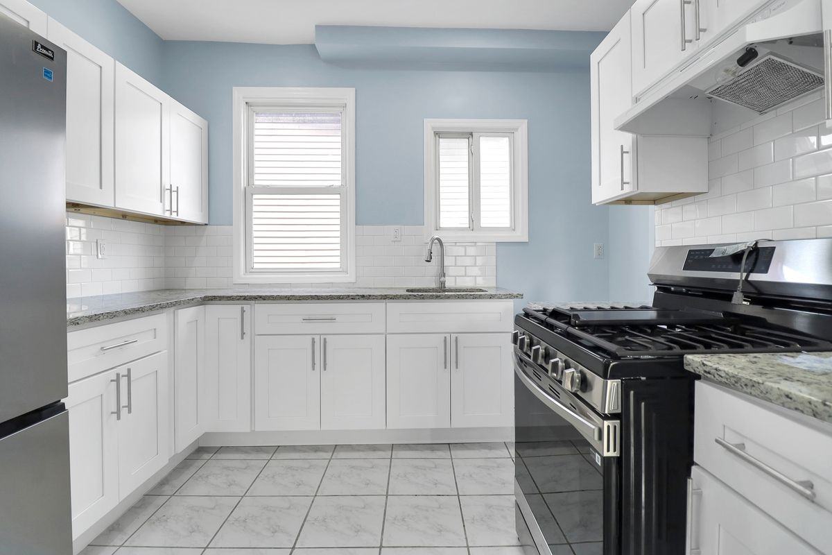 144 Montgomery Ave - Photo 3 of 26