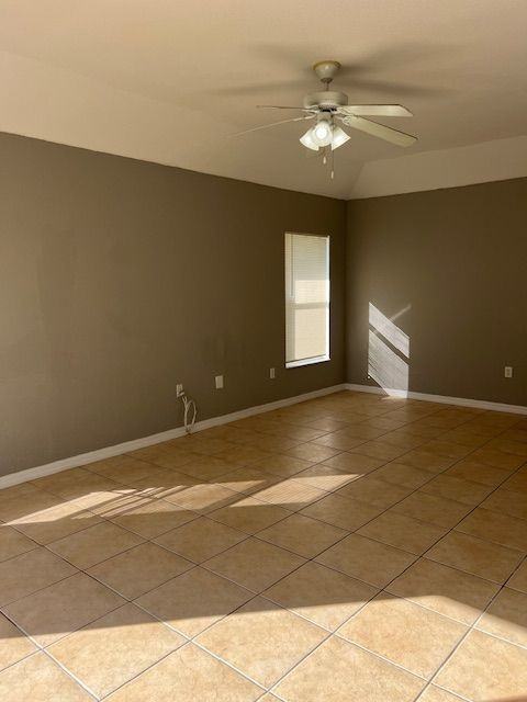 2447 Jarvis St - Photo 5 of 20