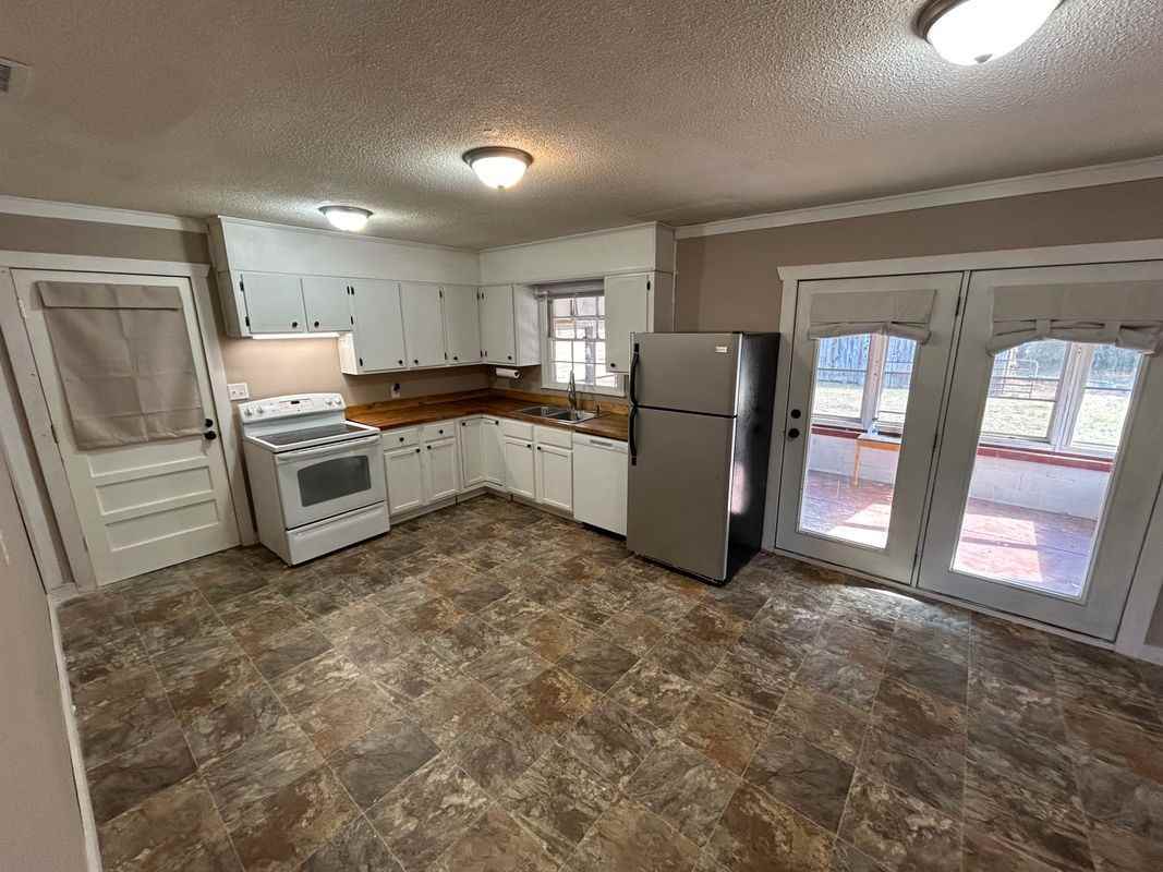 2886 Harrisburg Rd - Photo 3 of 10