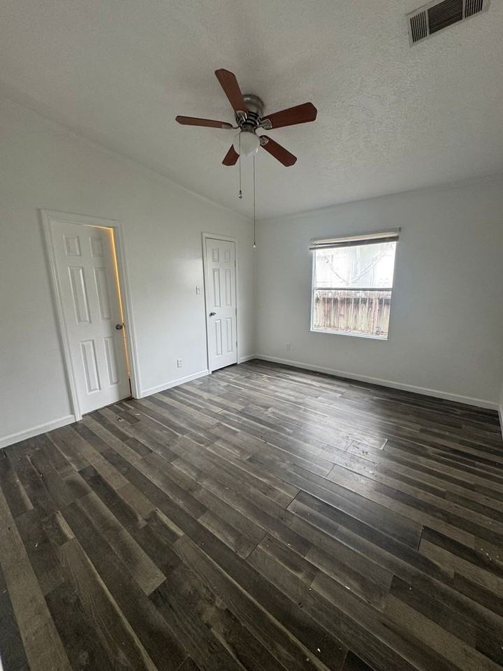 11919 Greenspark Ln - Photo 3 of 9