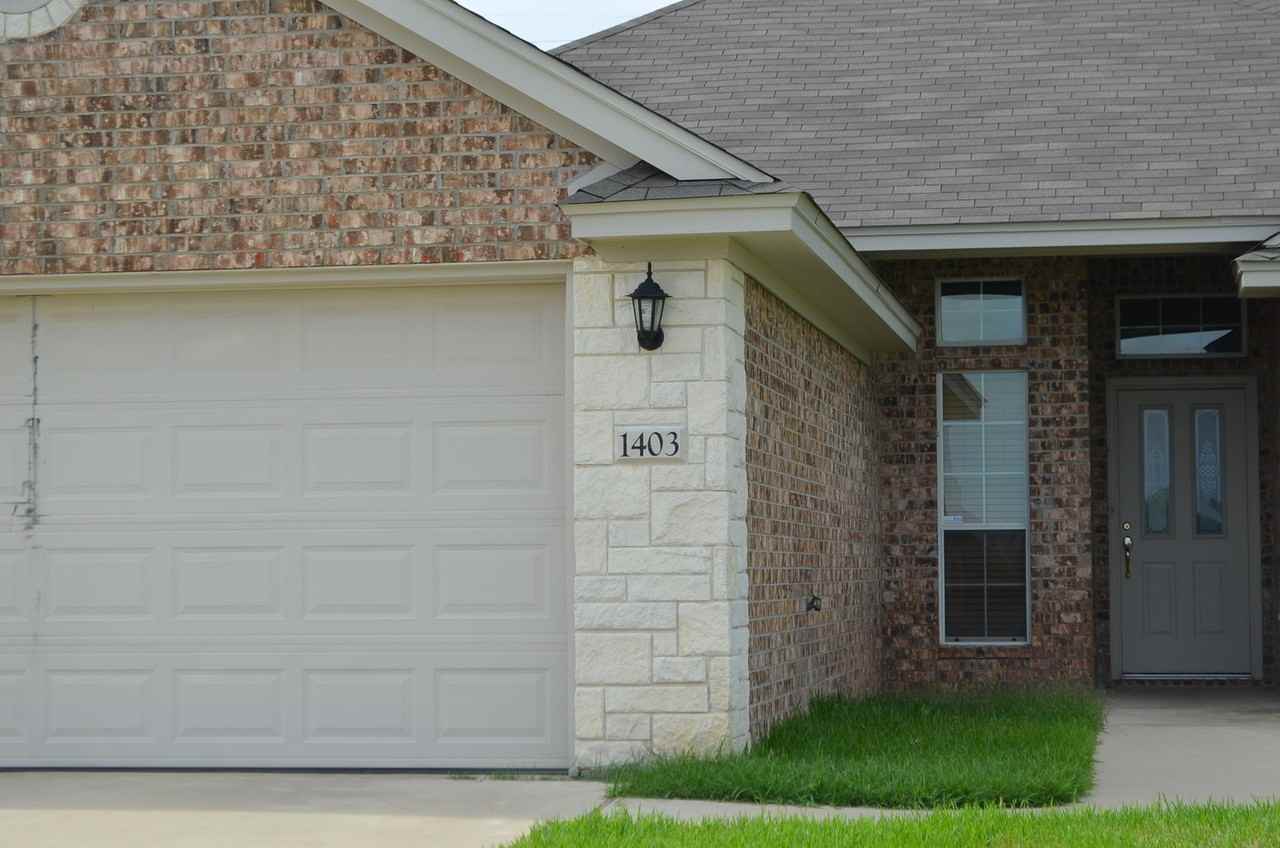 1403 Castle Ridge Dr - Photo 3 of 46