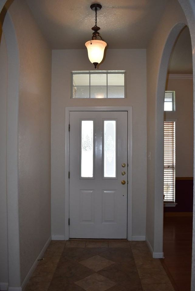 1403 Castle Ridge Dr - Photo 4 of 46