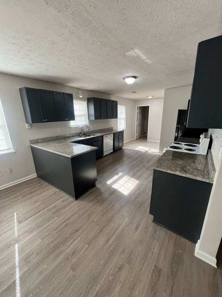 3361 Grand Central Dr - Photo 3 of 15