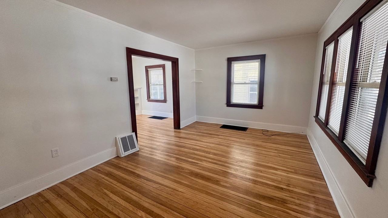 1716 Linden Ave Se - Photo 2 of 10