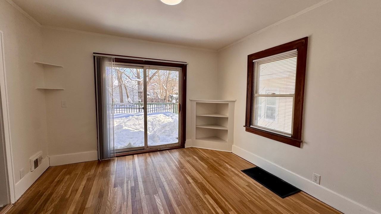 1716 Linden Ave Se - Photo 4 of 10