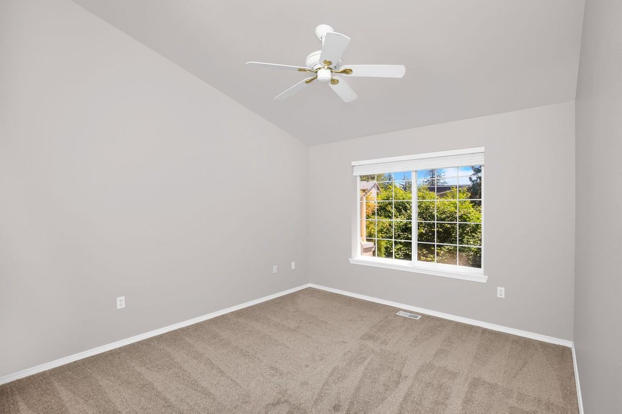 18653 Ne 55th Way - Photo 7 of 17