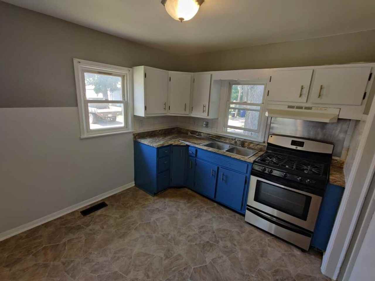 1123 S Noble St - Photo 4 of 16