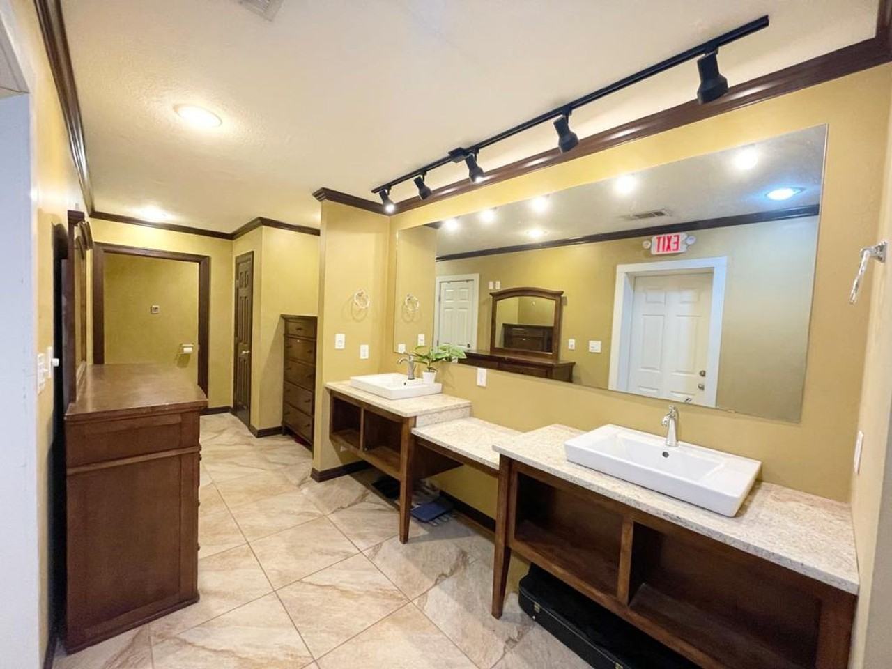 1404 Windsor St - Photo 3 of 40