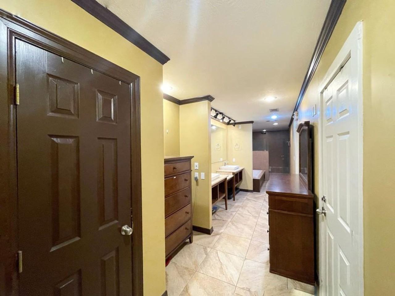 1404 Windsor St - Photo 4 of 40