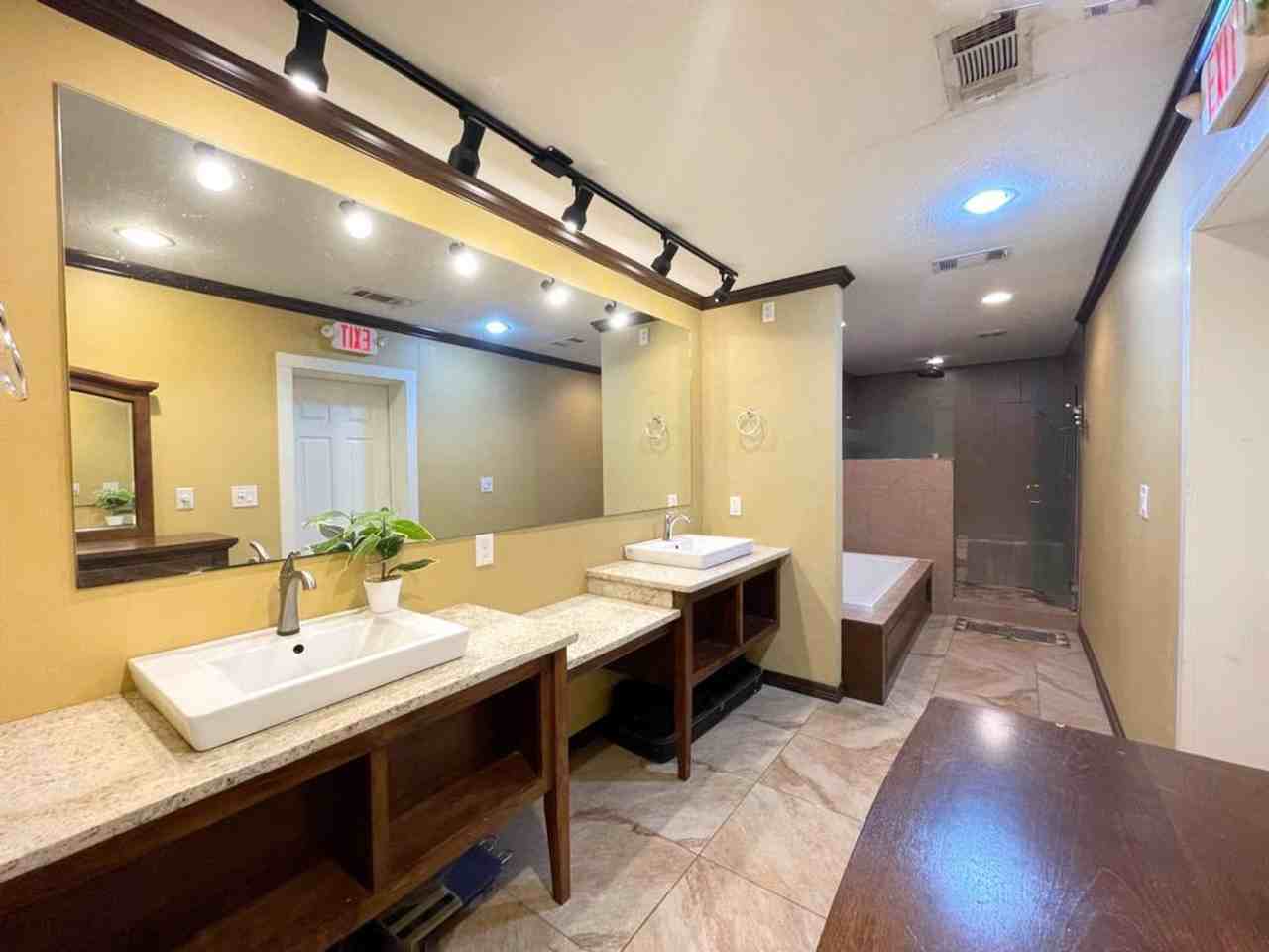 1404 Windsor St - Photo 5 of 40