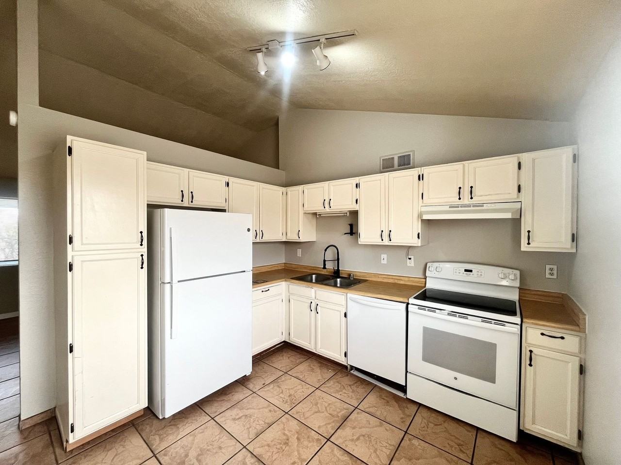 990 Baltic Ave Se - Photo 2 of 17