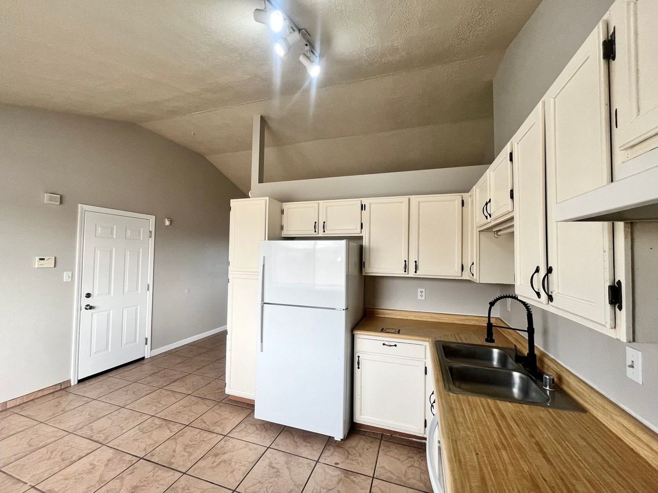 990 Baltic Ave Se - Photo 3 of 17