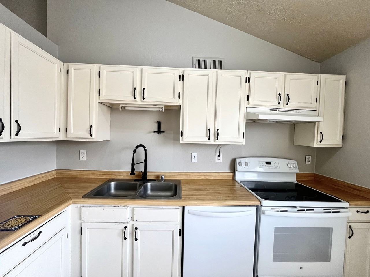 990 Baltic Ave Se - Photo 4 of 17