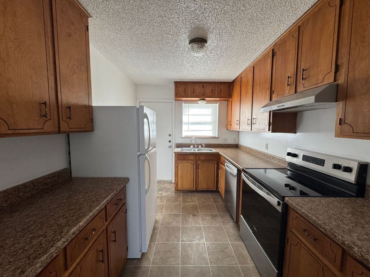 805 W Dean Ave - Photo 7 of 14