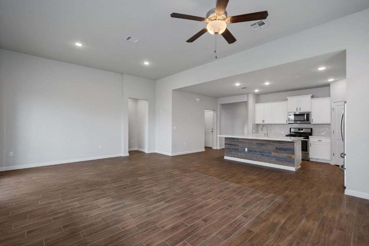 8301 Turnberry Ln - Photo 4 of 33