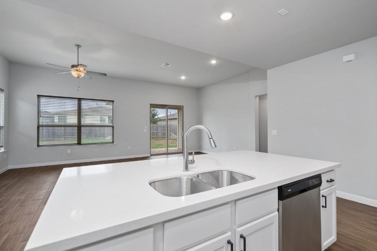 8301 Turnberry Ln - Photo 5 of 33