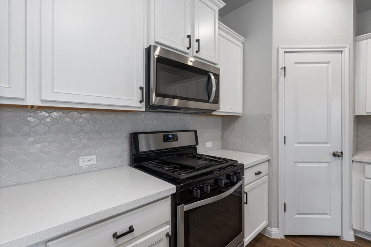 8301 Turnberry Ln - Photo 6 of 33