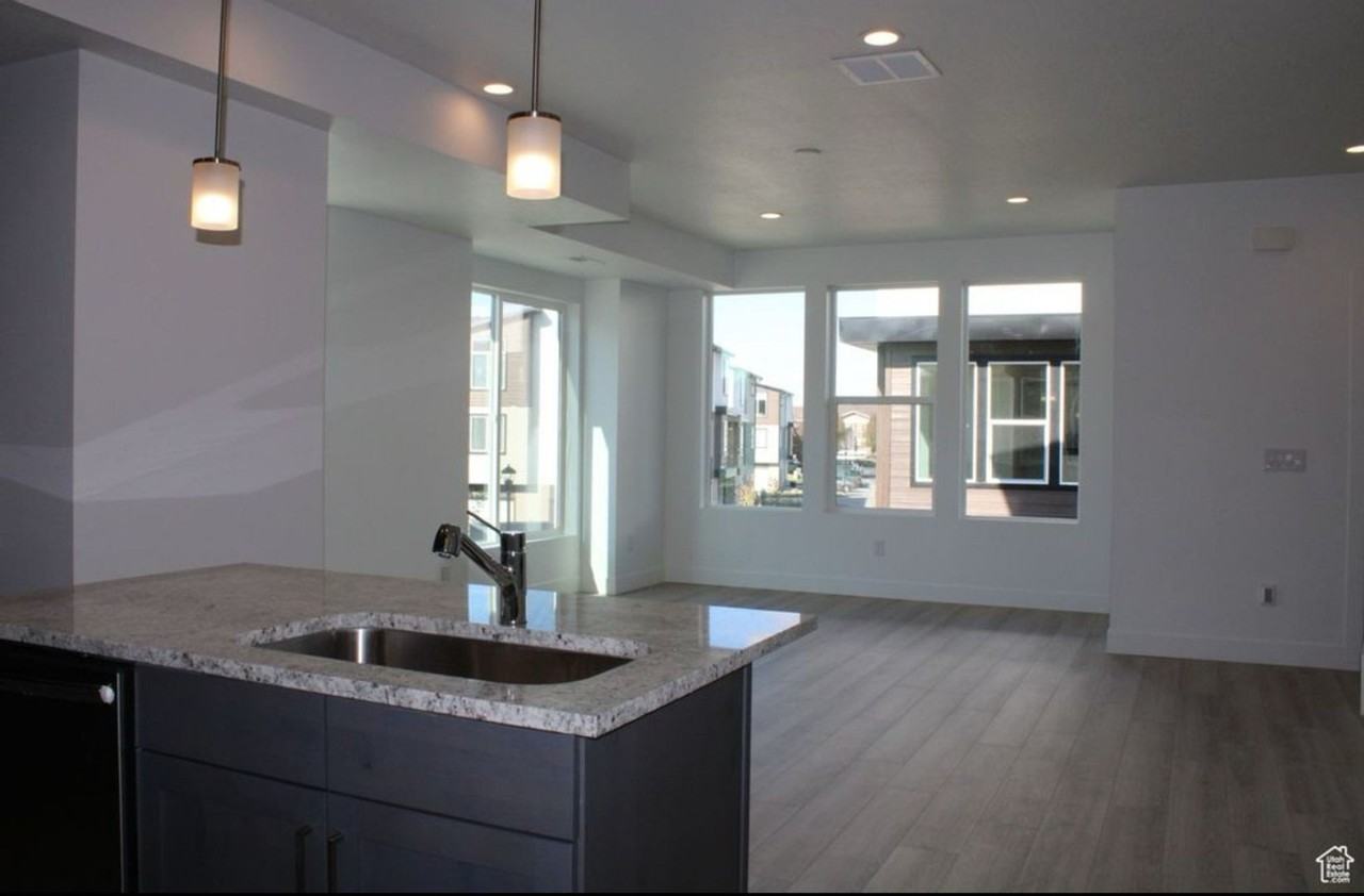 140 E Abbeville Ct - Photo 4 of 14