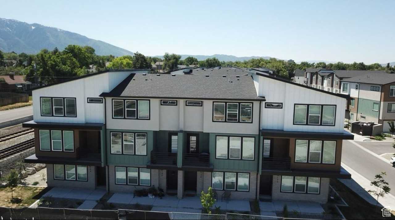 144 E Abbeville Ct - Photo 2 of 16