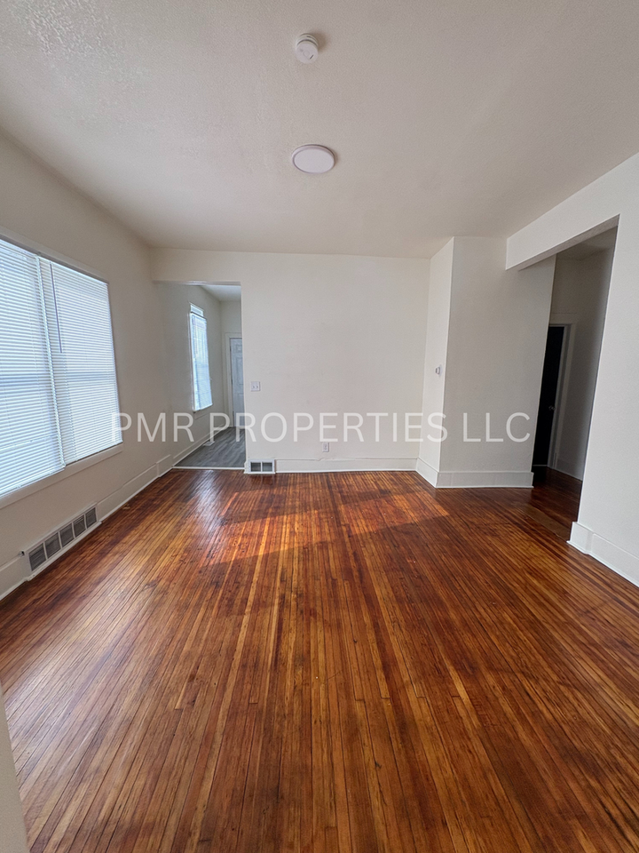 1006 S 22nd St - Photo 2 of 9