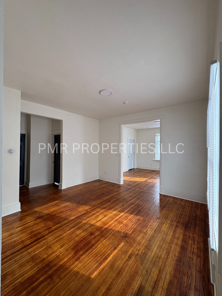 1006 S 22nd St - Photo 5 of 9