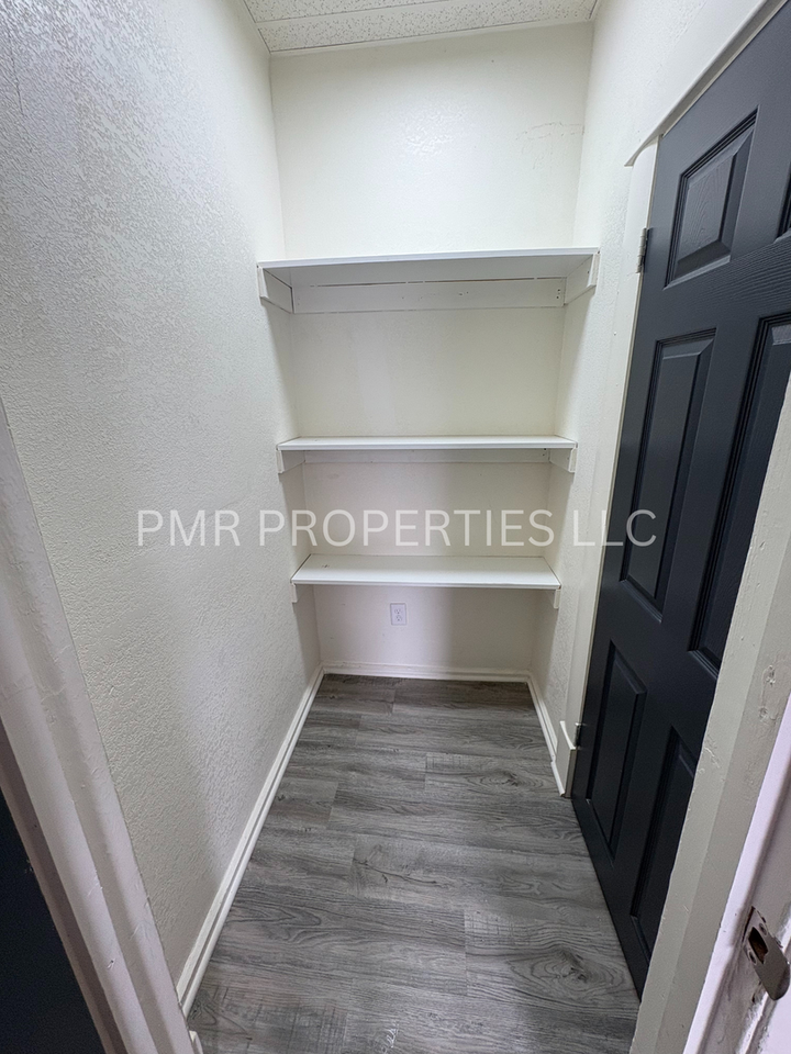 1006 S 22nd St - Photo 6 of 9