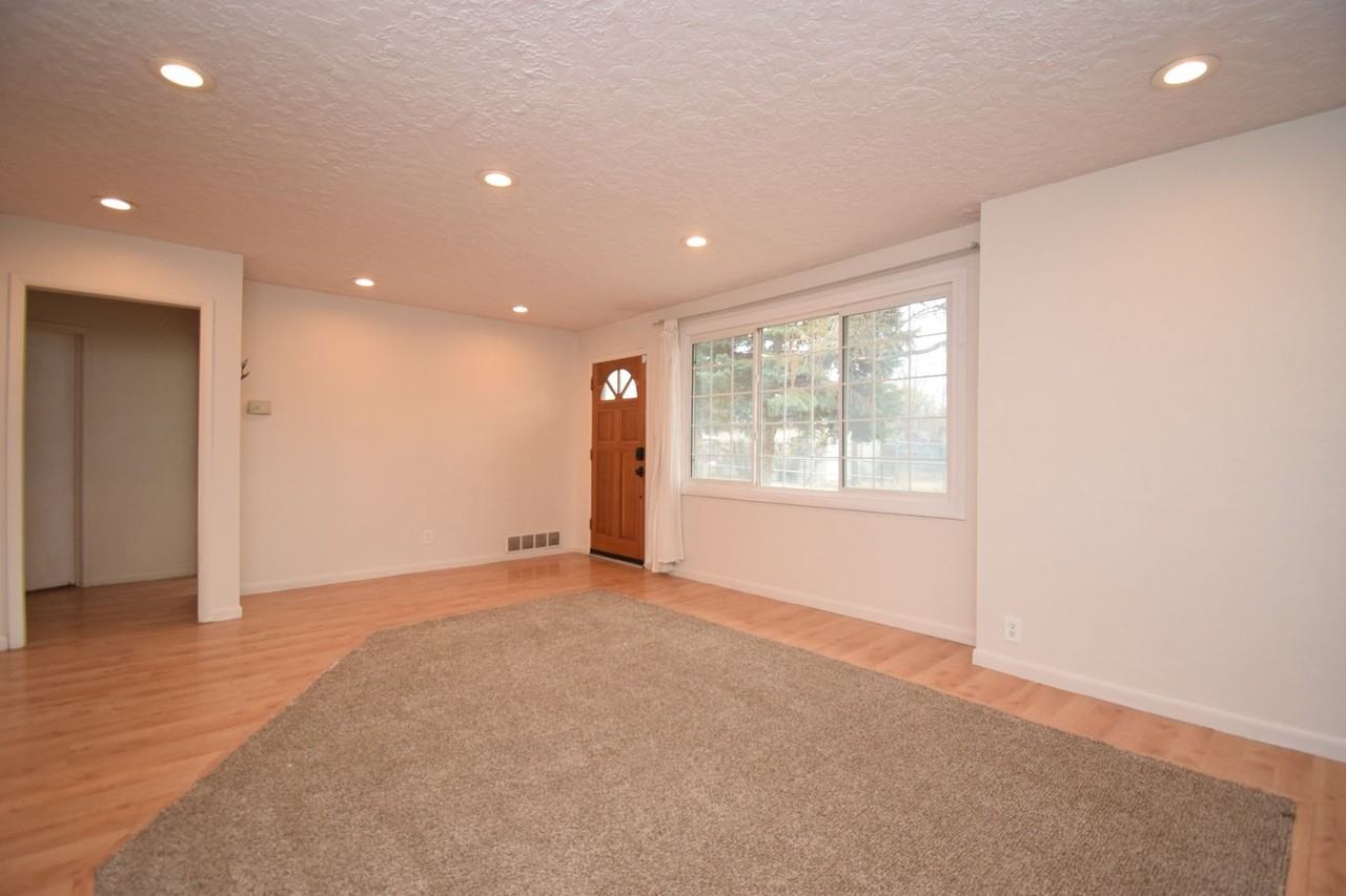 616 W Beynon Ct - Photo 7 of 35