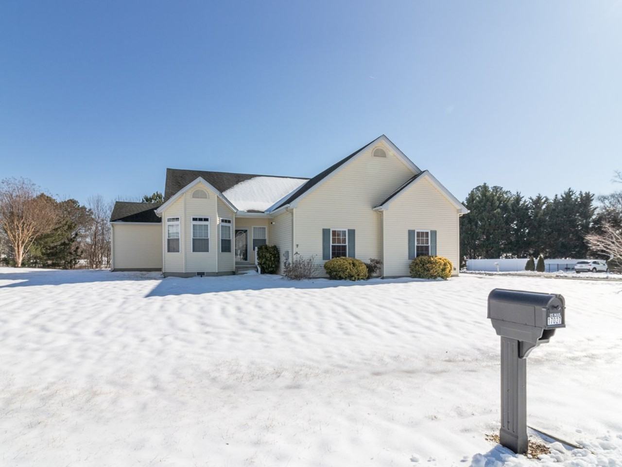 17027 Bristol Rd - Photo 2 of 33