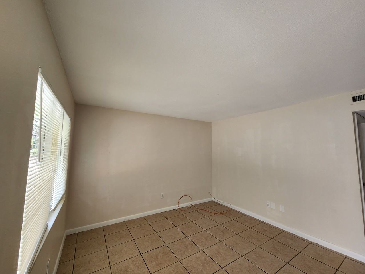 1761 Fowler St - Photo 3 of 7