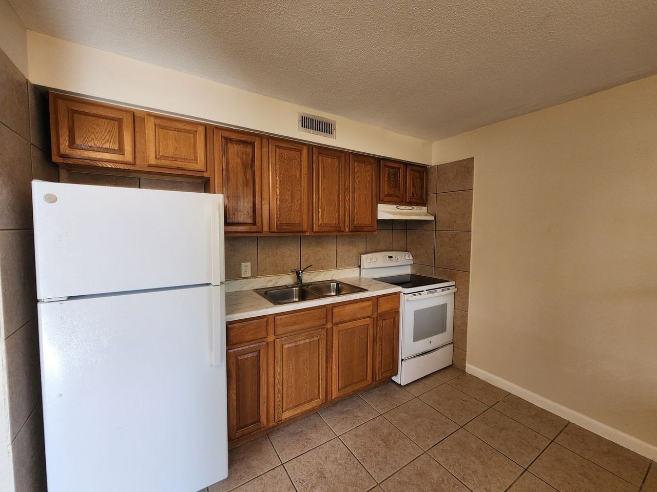 1761 Fowler St - Photo 4 of 7