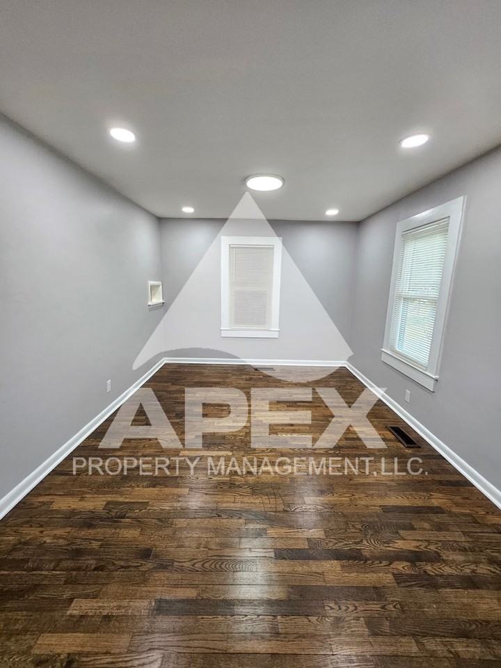 922 Freemason St - Photo 4 of 24