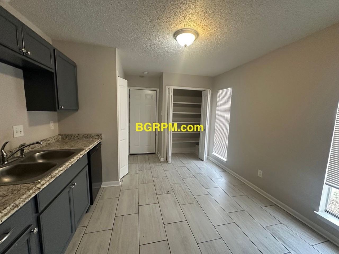 220 Lonsdale Cir - Photo 2 of 8