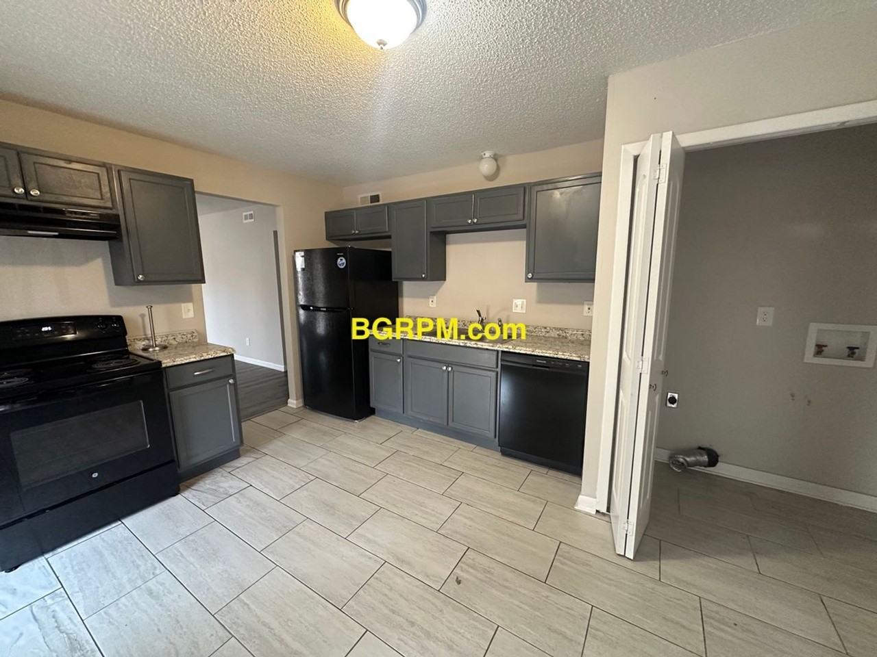 220 Lonsdale Cir - Photo 3 of 8