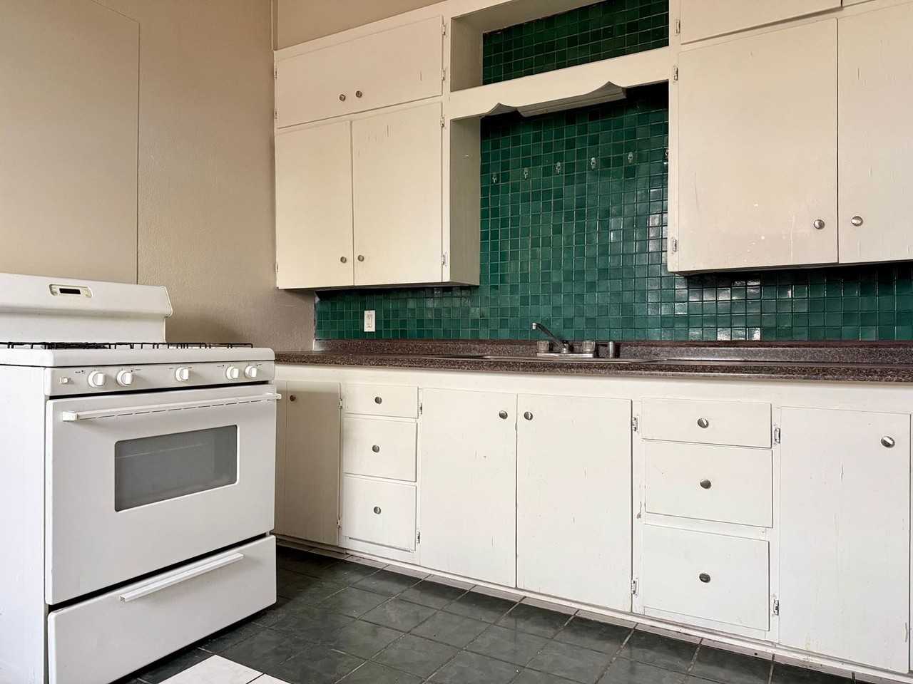 606 Burleson St - Photo 2 of 13