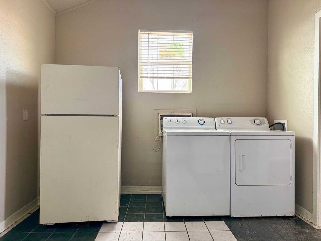 606 Burleson St - Photo 3 of 13