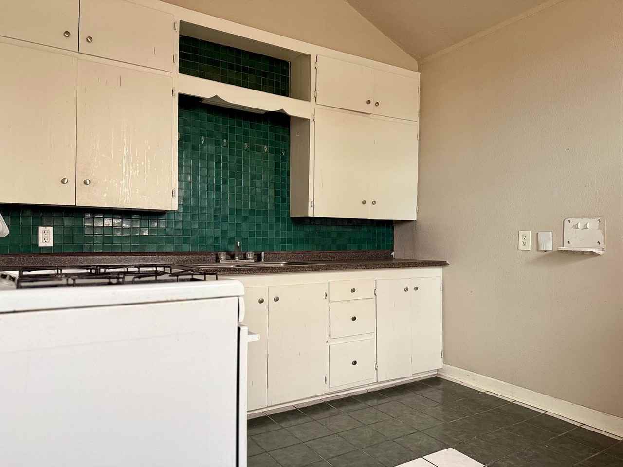 606 Burleson St - Photo 4 of 13