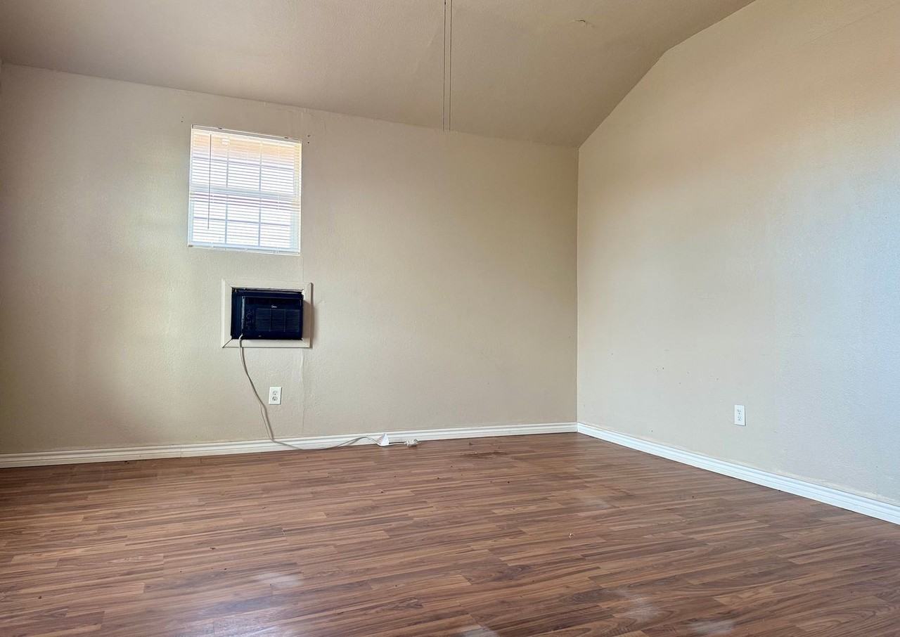 606 Burleson St - Photo 5 of 13