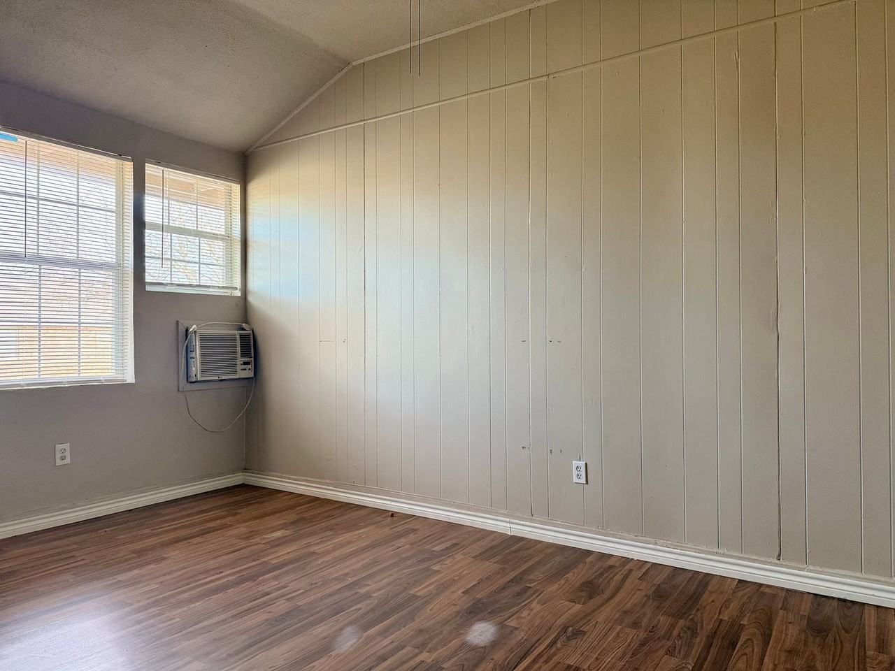 606 Burleson St - Photo 6 of 13