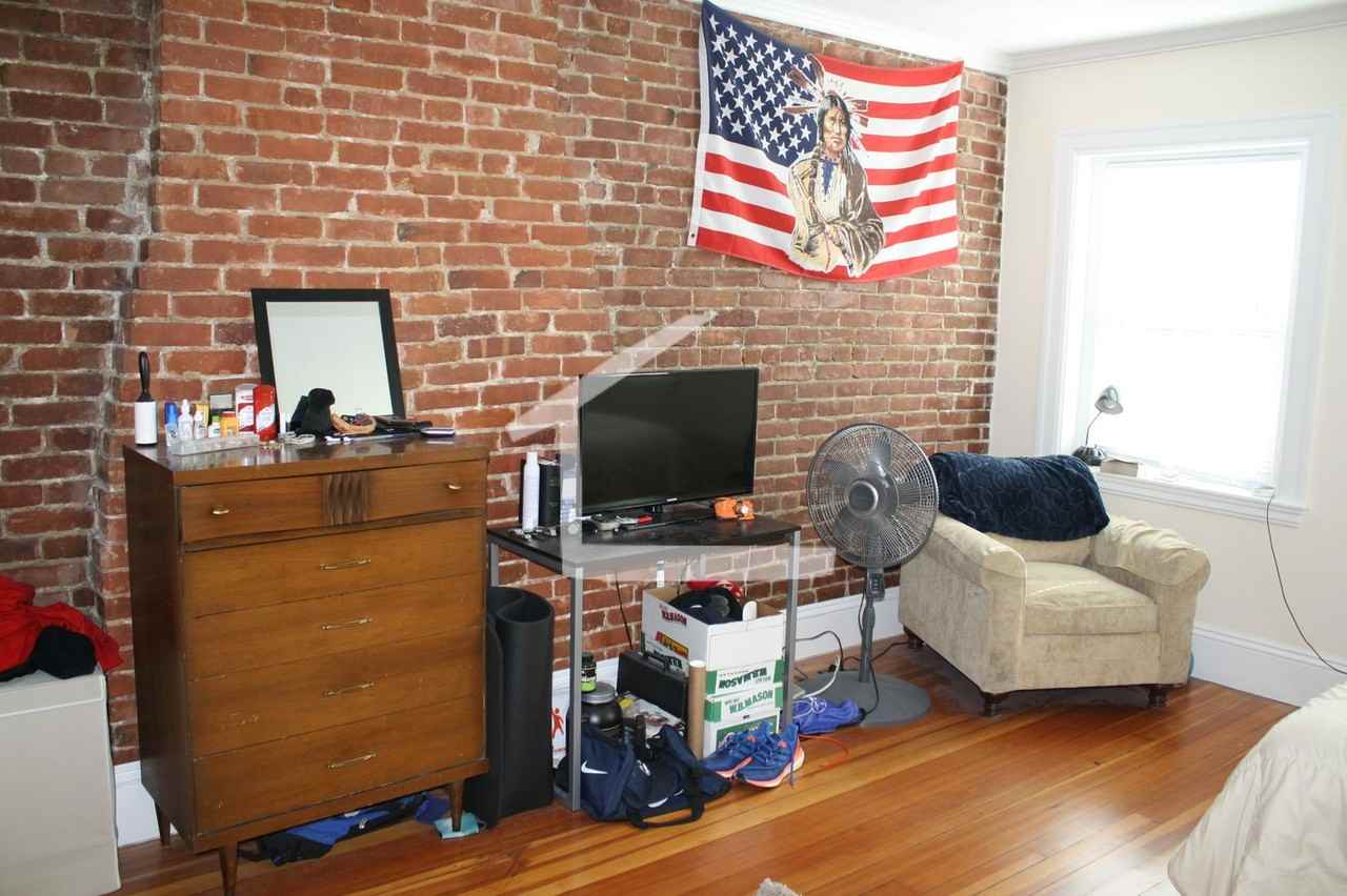 1610 Beacon St - Photo 5 of 21