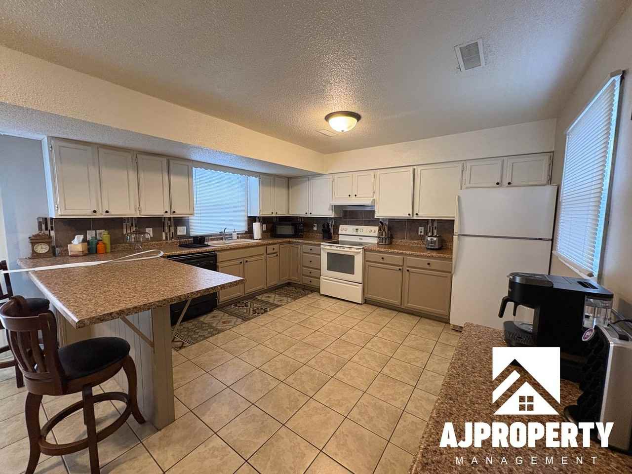 4620 S Louise Ave - Photo 6 of 19