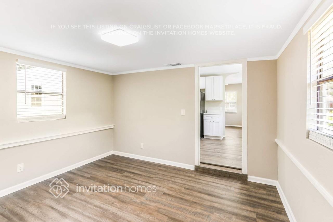 2334 Auburn St S - Photo 3 of 13