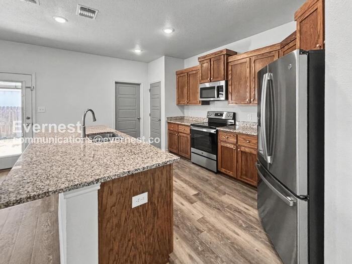 702 Freedom Cir - Photo 3 of 25