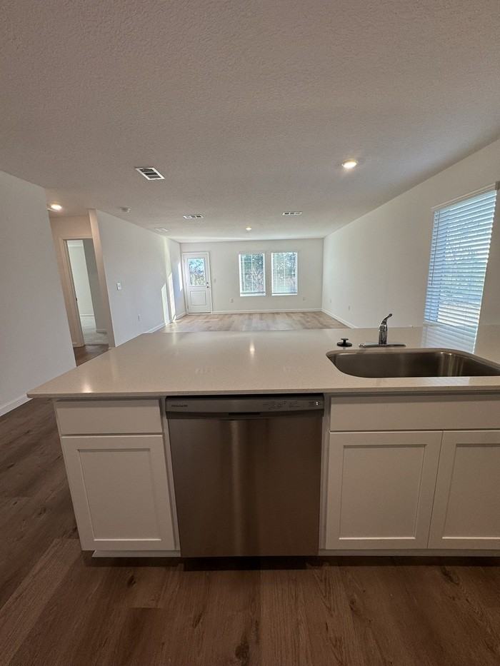 3942 Lombard St - Photo 5 of 37