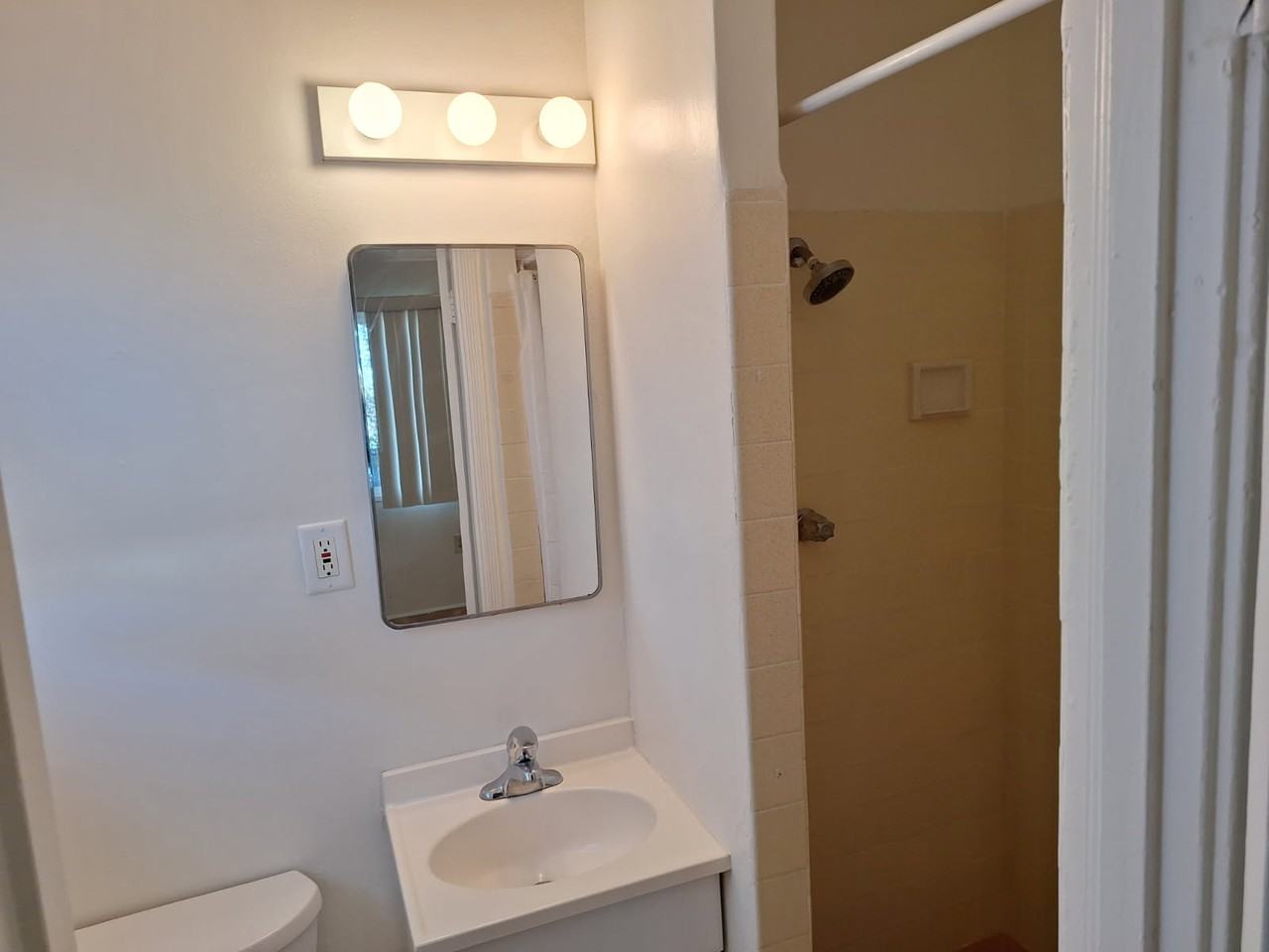 2608 W Carson St #NA - Photo 2 of 9