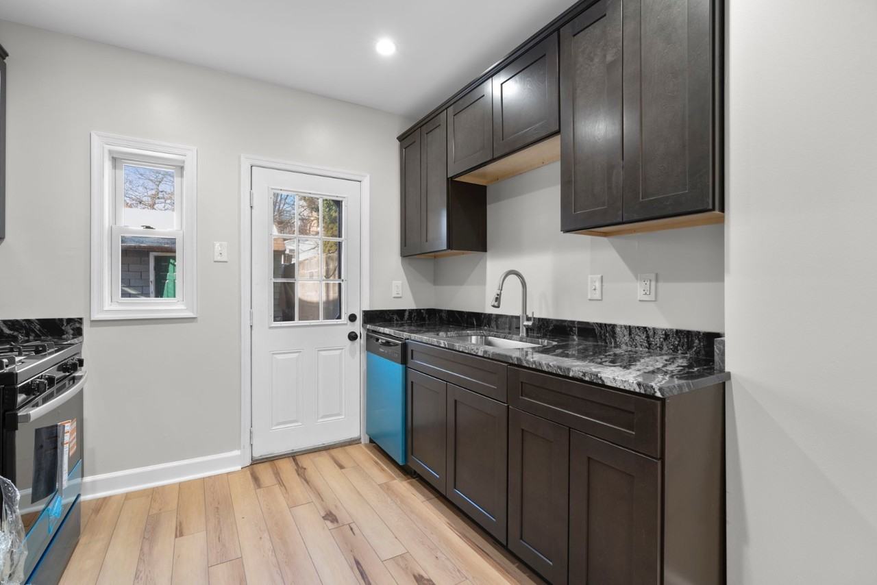 216 S Castle St - Photo 2 of 16