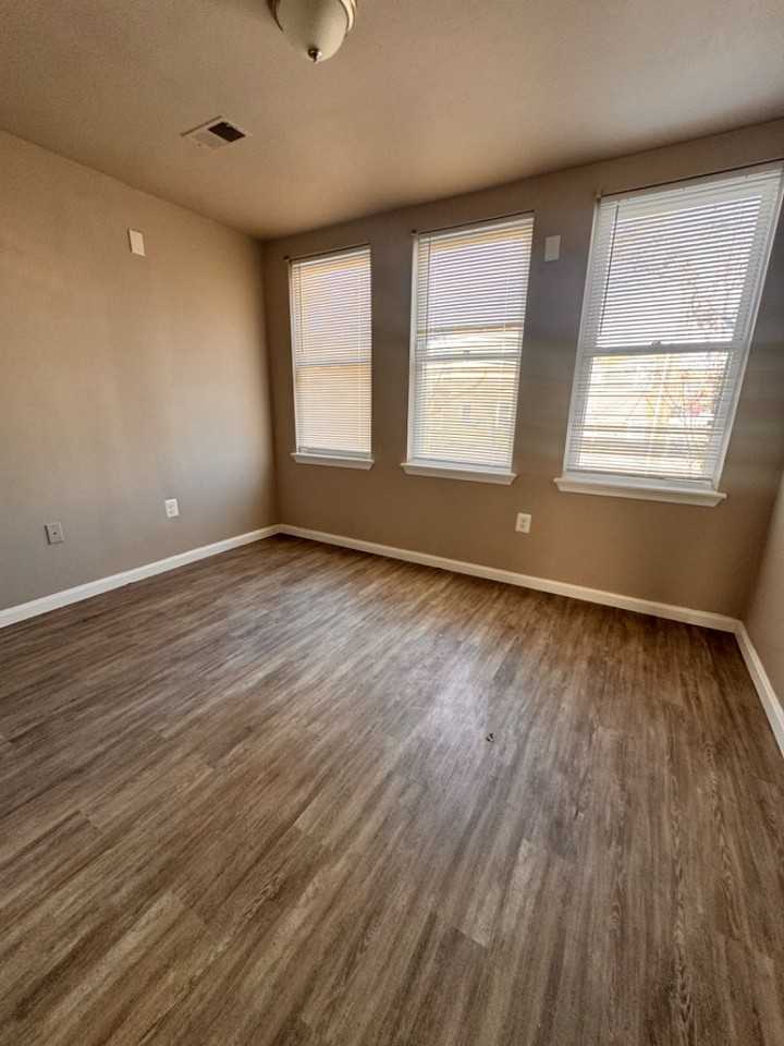 1020 Bennett Pl - Photo 2 of 19