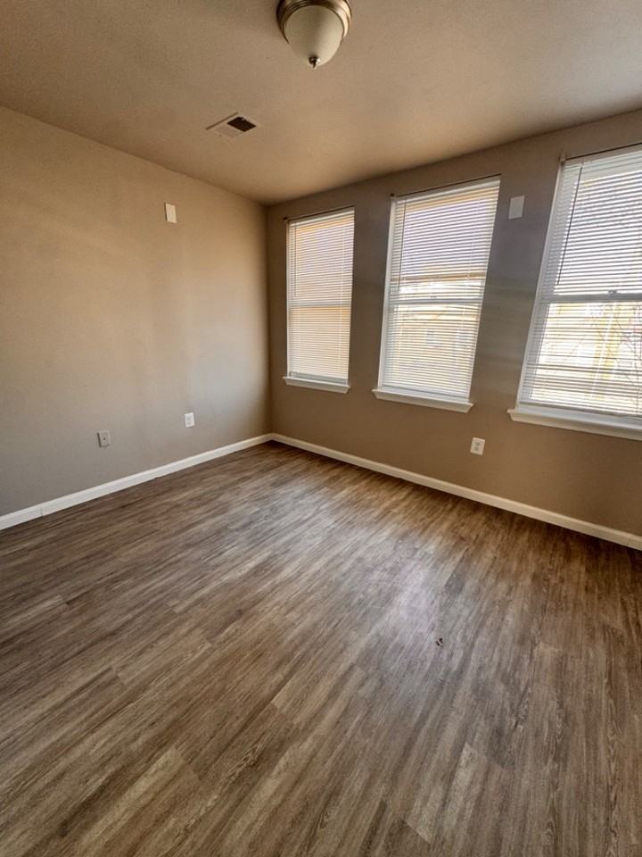 1020 Bennett Pl - Photo 3 of 19